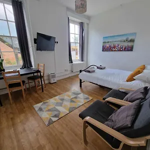  Apartment Apartment, Private Parking, Walk To Centre, Uni And Hospital, Long Prices
