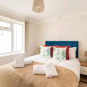 https://apt-incredible-sea-view-2-bedroom-beach.bournemouth-hotels.org
